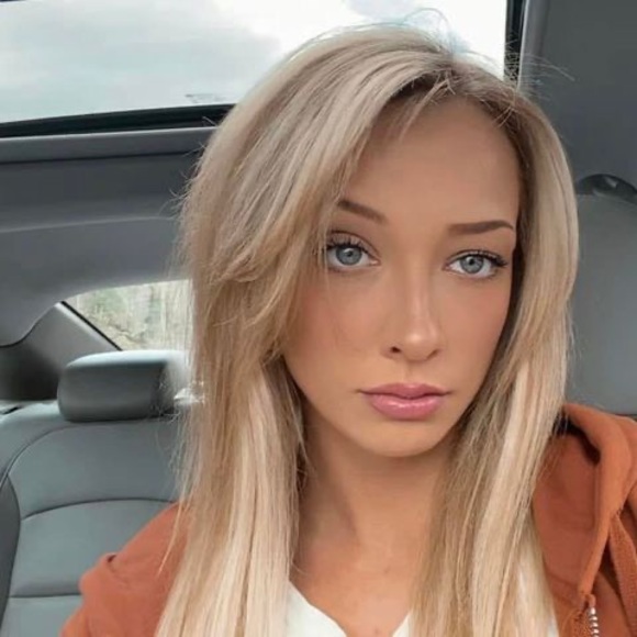 Meet your Posher, Alanis - Picture 1 of 1